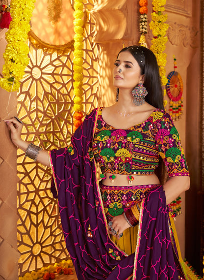 Lehenga spécial de Navratri violet prune et vert multicolore en viscose rayon avec ceinture brodée de miroirs