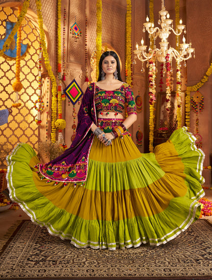 Lehenga spécial de Navratri violet prune et vert multicolore en viscose rayon avec ceinture brodée de miroirs