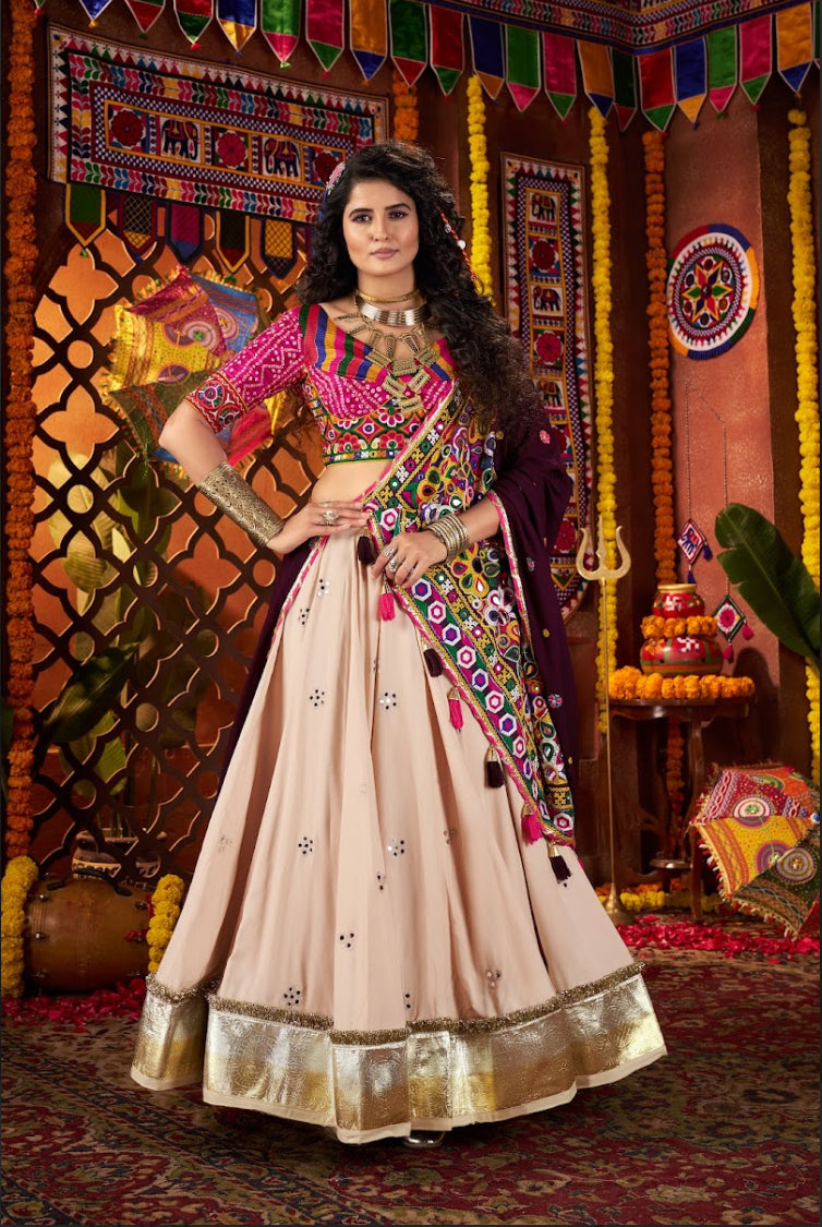 Eleganter rosa-grauer Braut-Lehenga mit Zarkan-Stickerei und Pailletten