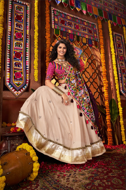Eleganter rosa-grauer Braut-Lehenga mit Zarkan-Stickerei und Pailletten