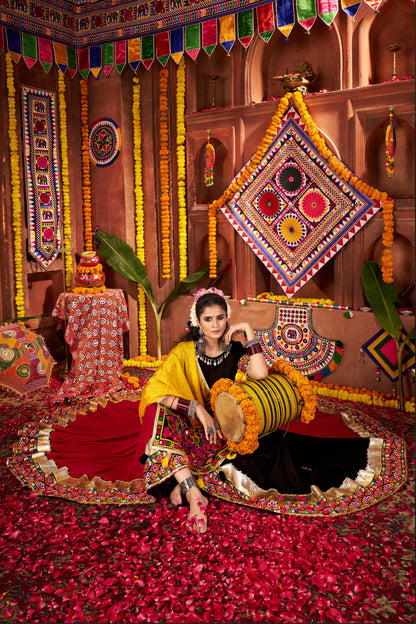 Lehenga de Navratri noir et jaune vibrant en viscose coton et travail kutchi