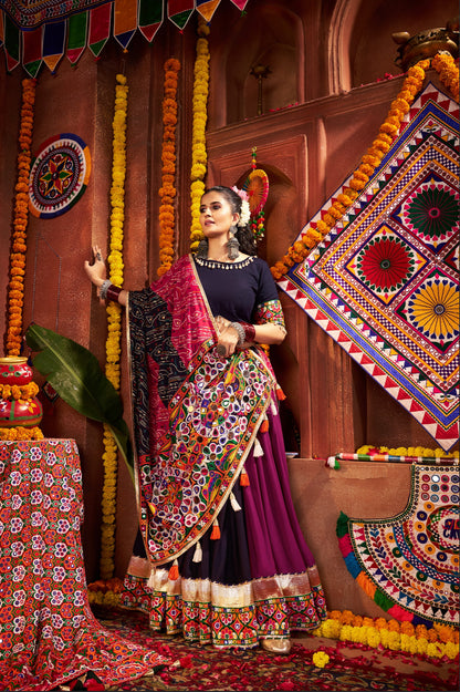 Lehenga de Navratri violet foncé et rose en viscose coton et travail kutchi