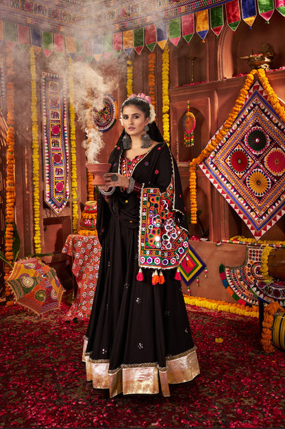 Lehenga de Navratri noir multicolore en viscose coton et travail kutchi