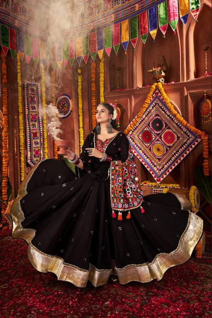 Lehenga de Navratri noir multicolore en viscose coton et travail kutchi