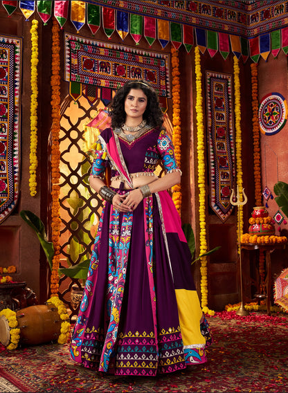 Lehenga de Navratri violet foncé multicolore en viscose coton et travail kutchi