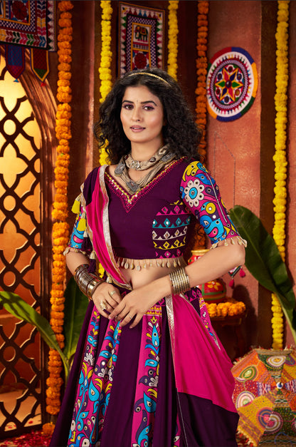 Lehenga de Navratri violet foncé multicolore en viscose coton et travail kutchi