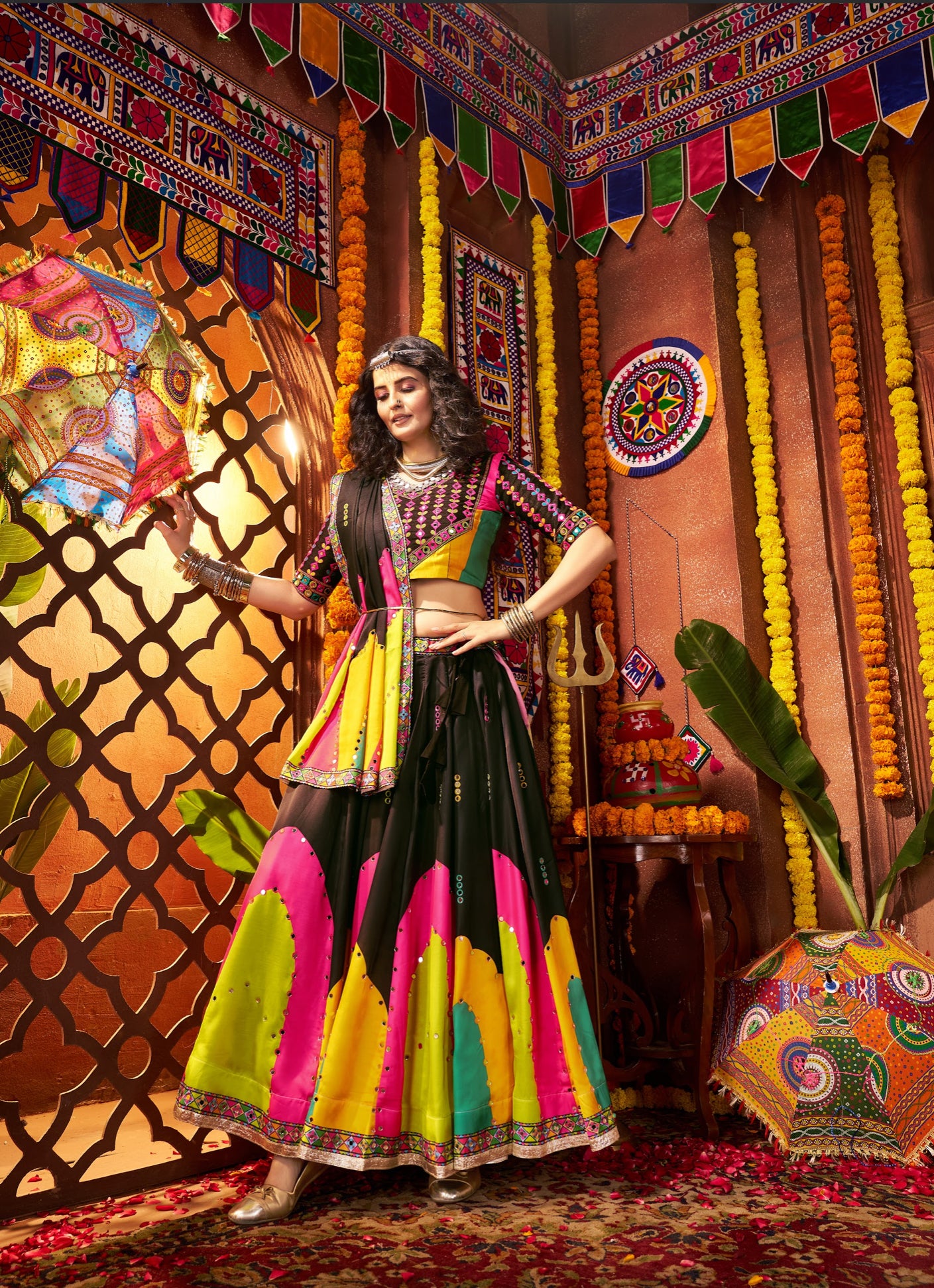 Lehenga de Navratri noir multicolore en soie gajji et broderies