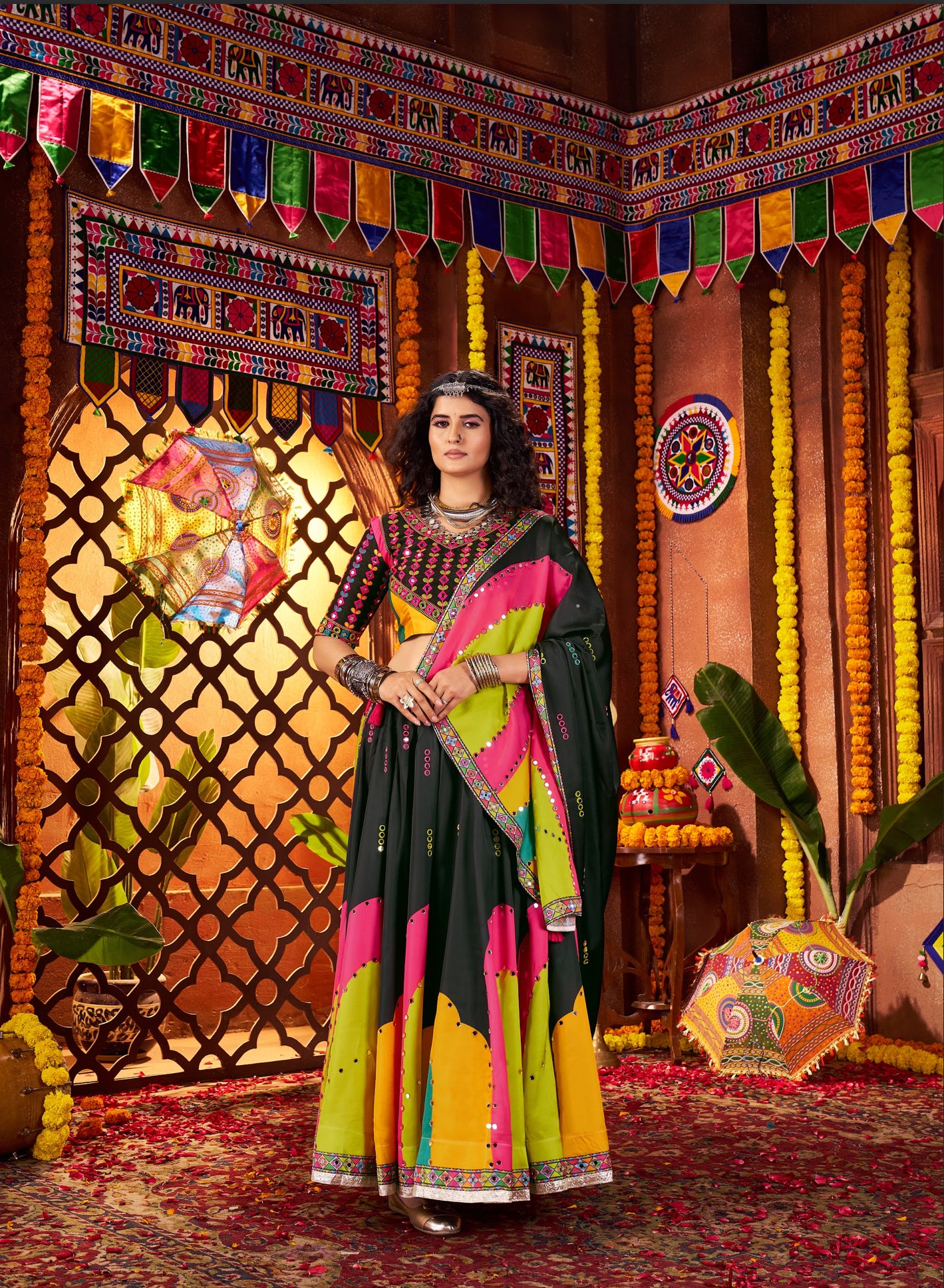 Lehenga de Navratri noir multicolore en soie gajji et broderies