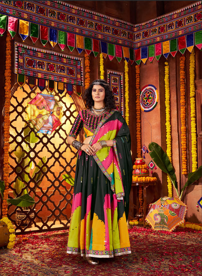 Lehenga de Navratri noir multicolore en soie gajji et broderies