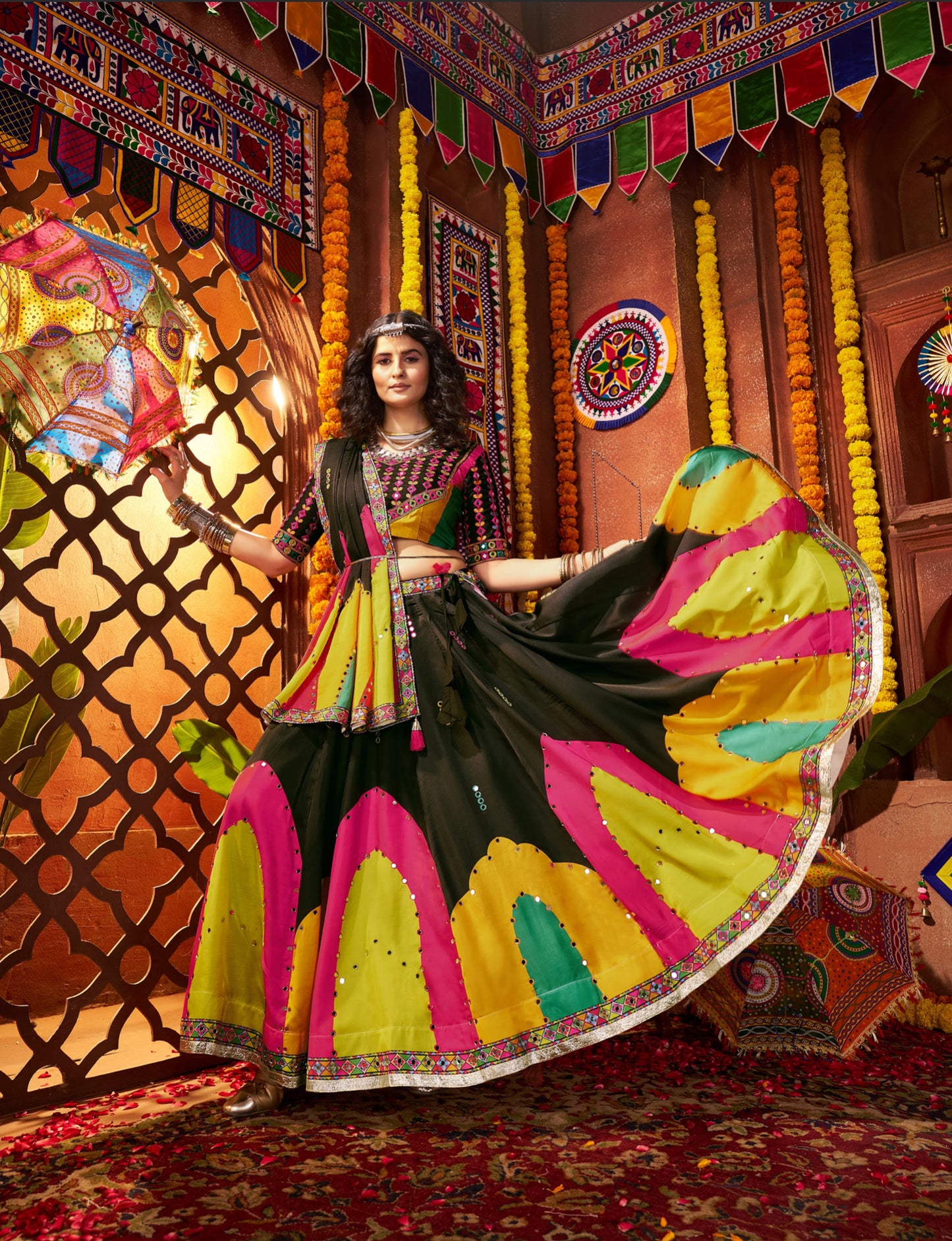 Lehenga de Navratri noir multicolore en soie gajji et broderies