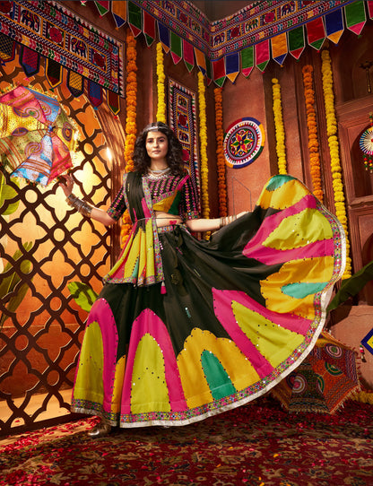 Lehenga de Navratri noir multicolore en soie gajji et broderies