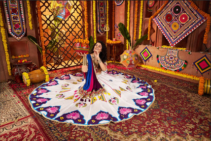 Lehenga de Navratri blanc et bleu multicolore en soie gajji et broderies