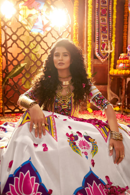 Lehenga de Navratri blanc et bleu multicolore en soie gajji et broderies