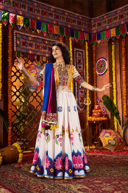 Lehenga de Navratri blanc et bleu multicolore en soie gajji et broderies