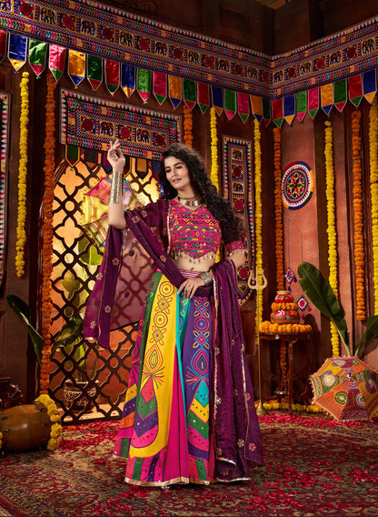 Lehenga de Navratri violet foncé multicolore en soie gajji et broderies