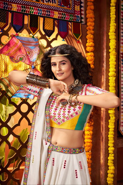 Lehenga de Navratri blanc rose vibrant jaune multicolore en soie gajji et broderies