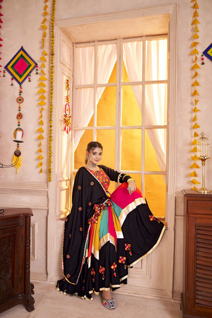 Lehenga de Navratri noir multicolore en viscose coton avec pampilles en coton