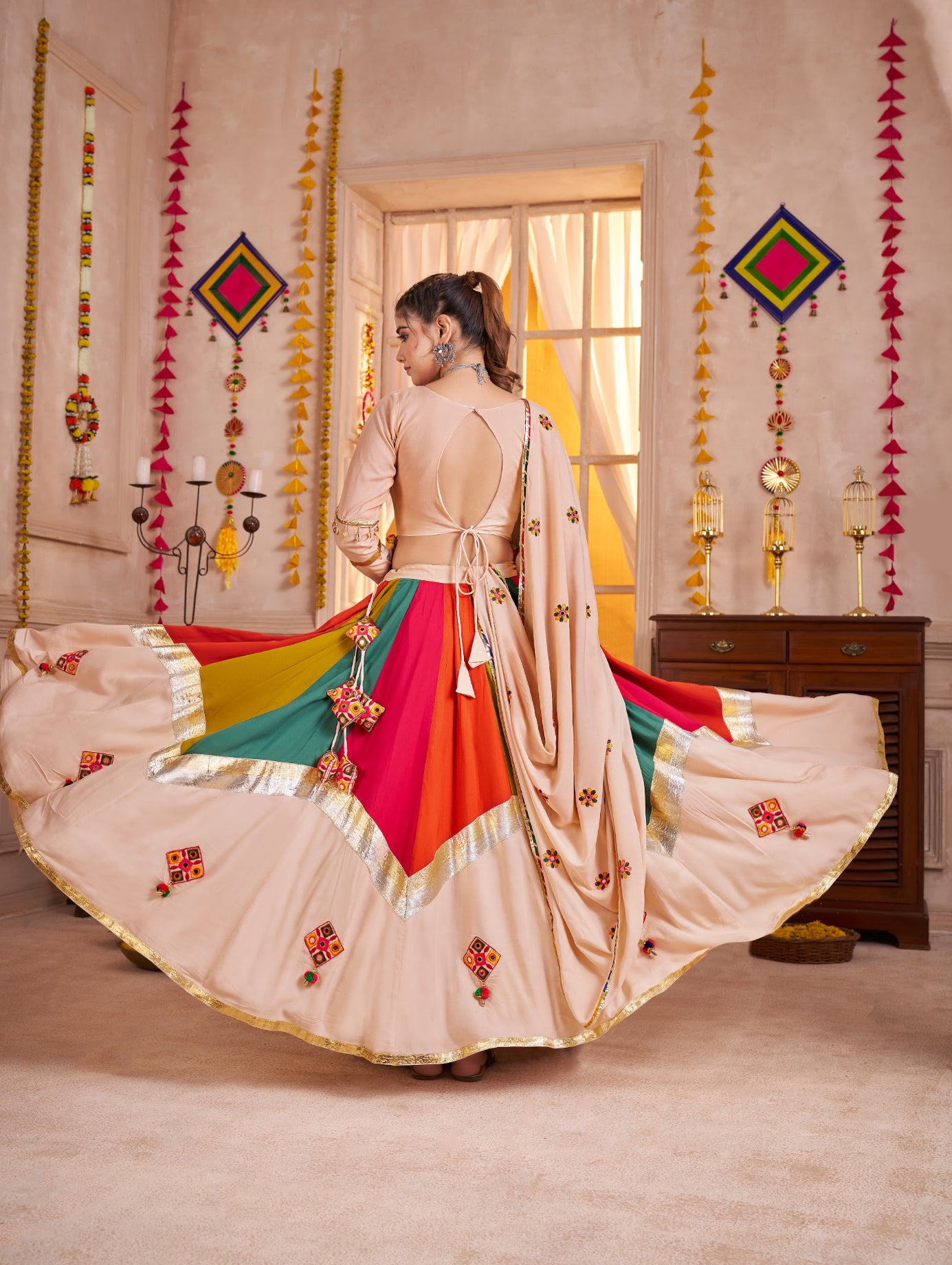 Lehenga de Navratri beige multicolore en viscose coton avec pampilles en coton