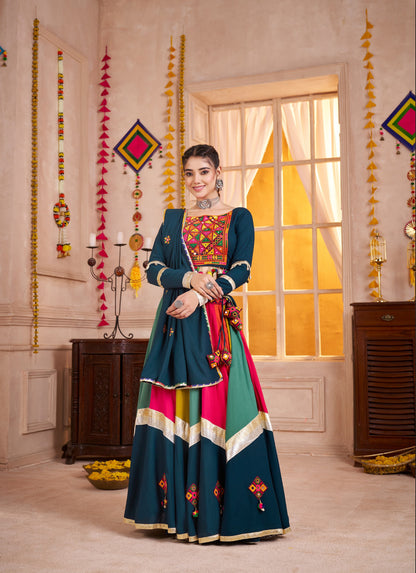 Lehenga de Navratri bleu canard multicolore en viscose coton avec pampilles en coton