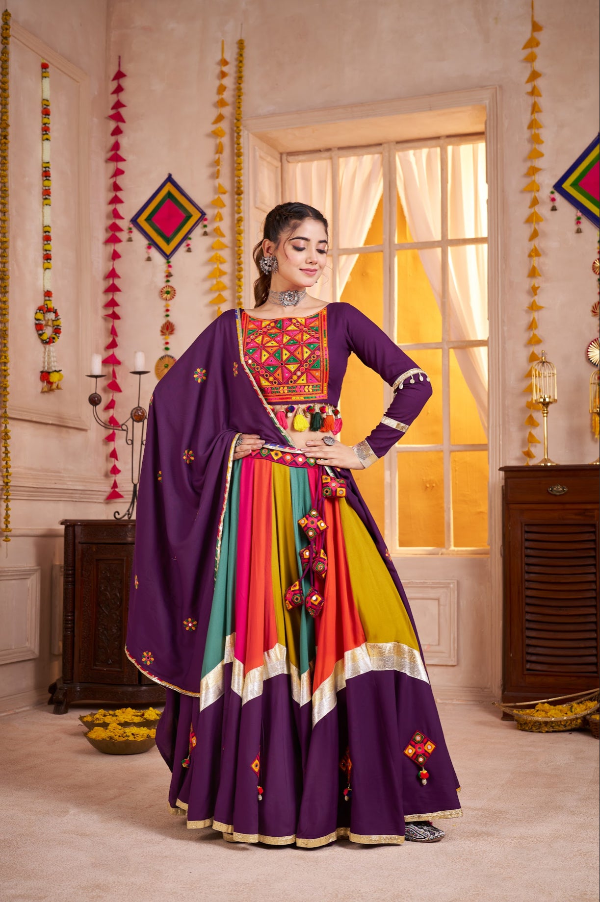 Lehenga de Navratri violet foncé multicolore en viscose coton avec pampilles en coton