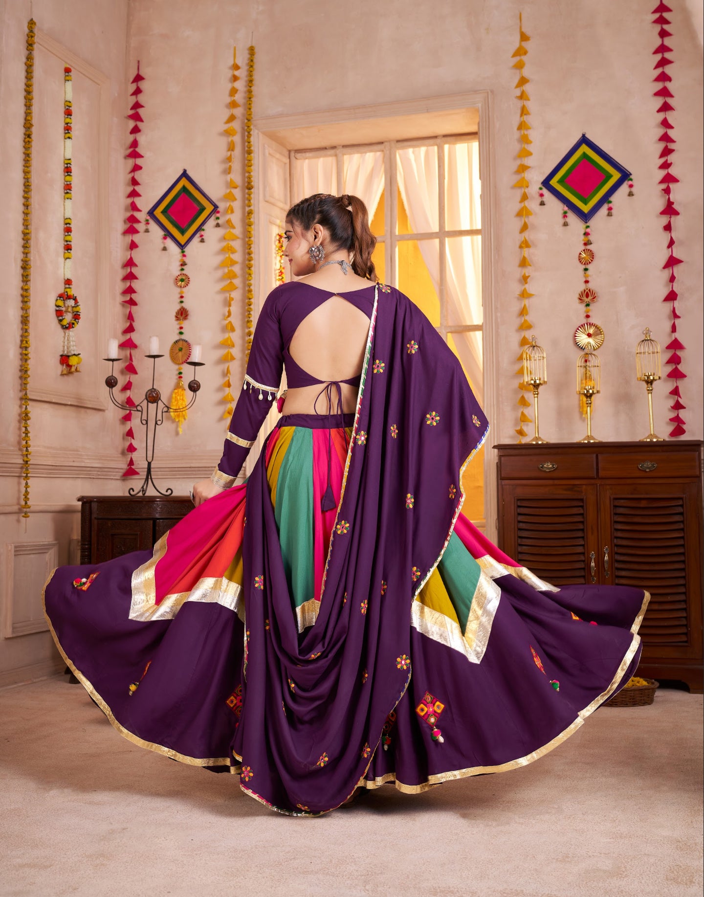 Lehenga de Navratri violet foncé multicolore en viscose coton avec pampilles en coton
