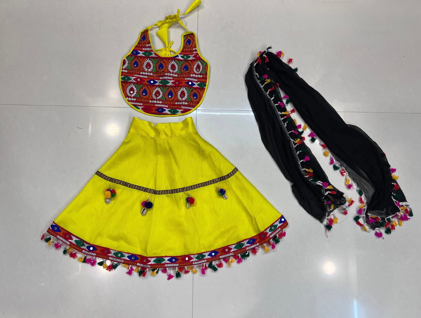 Lehenga de célébration Navratri jaune fluo en soie artificielle avec pampilles multicolores enfant
