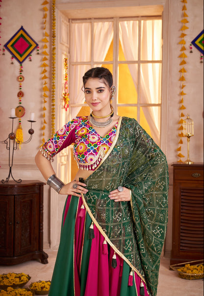 Lehenga de Navratri rouge et vert foncé rayé en viscose coton avec travail kutchi