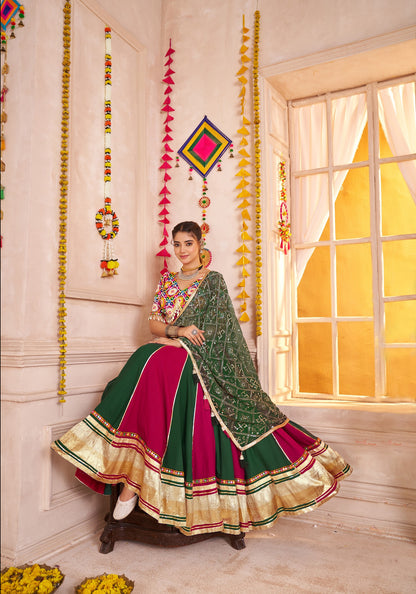 Lehenga de Navratri rouge et vert foncé rayé en viscose coton avec travail kutchi