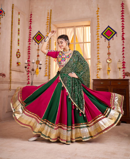 Lehenga de Navratri rouge et vert foncé rayé en viscose coton avec travail kutchi