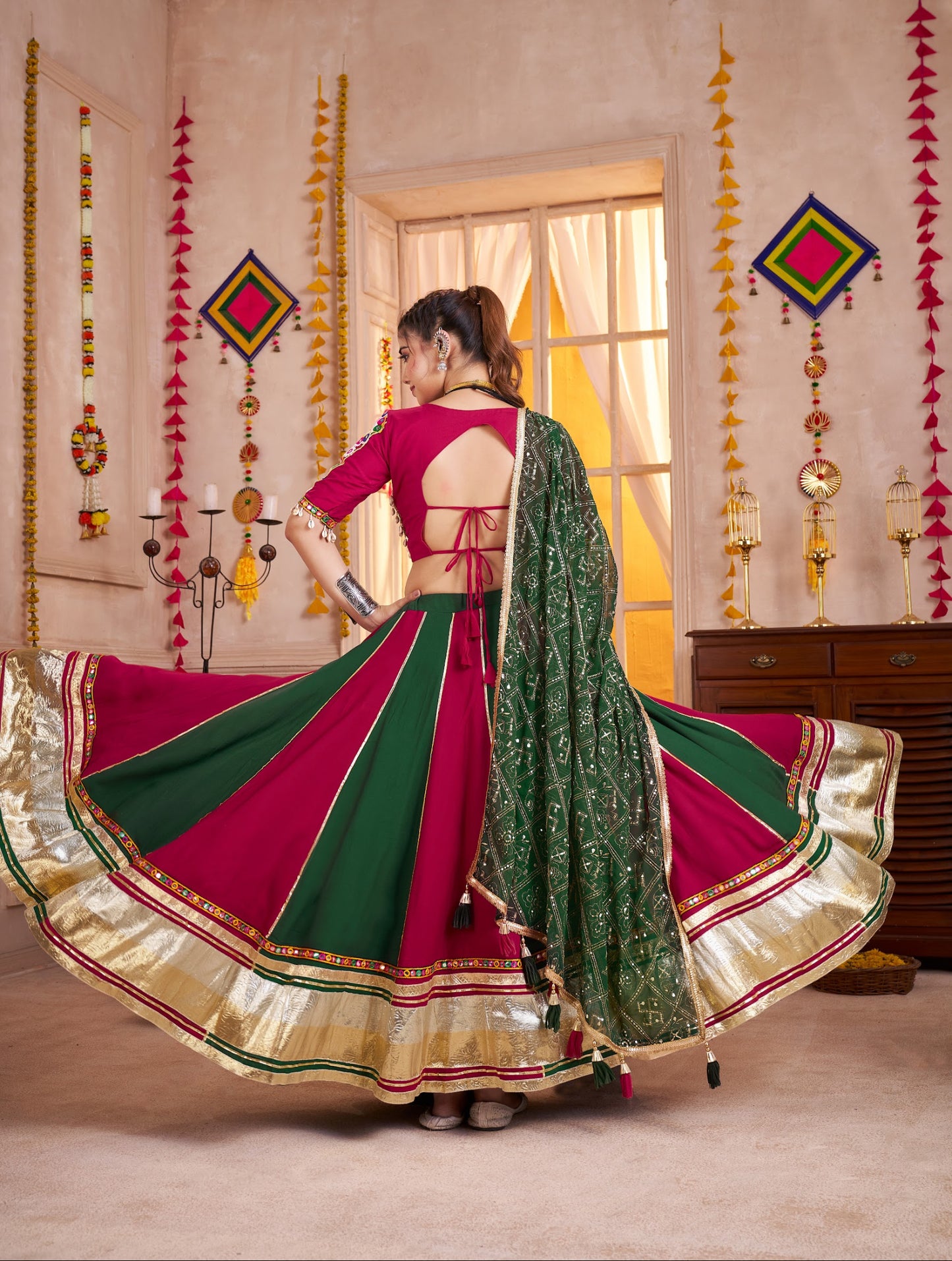 Lehenga de Navratri rouge et vert foncé rayé en viscose coton avec travail kutchi