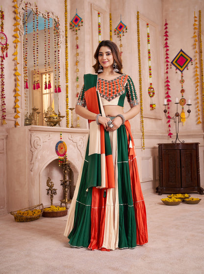 Lehenga de Navratri orange vert et crème multicolore en viscose coton avec travail kutchi