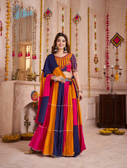 Lehenga de Navratri orange rose violet multicolore en viscose coton avec travail kutchi