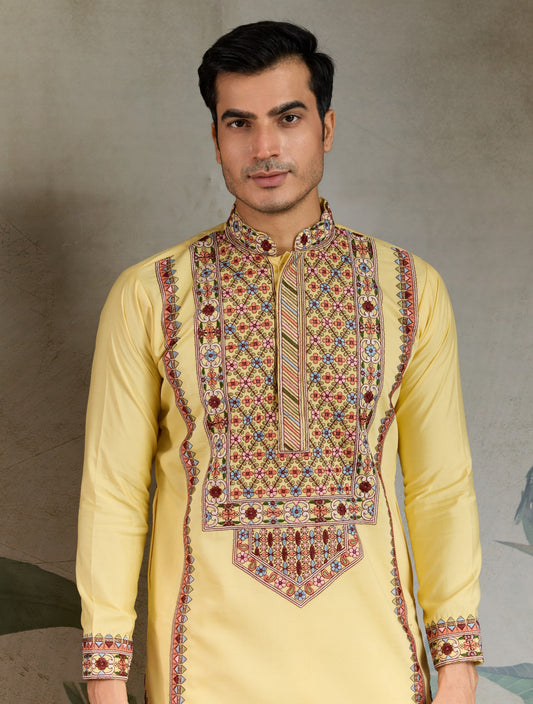 Himmelblaues Kurta mit Spiegelstickerei und Dupatta