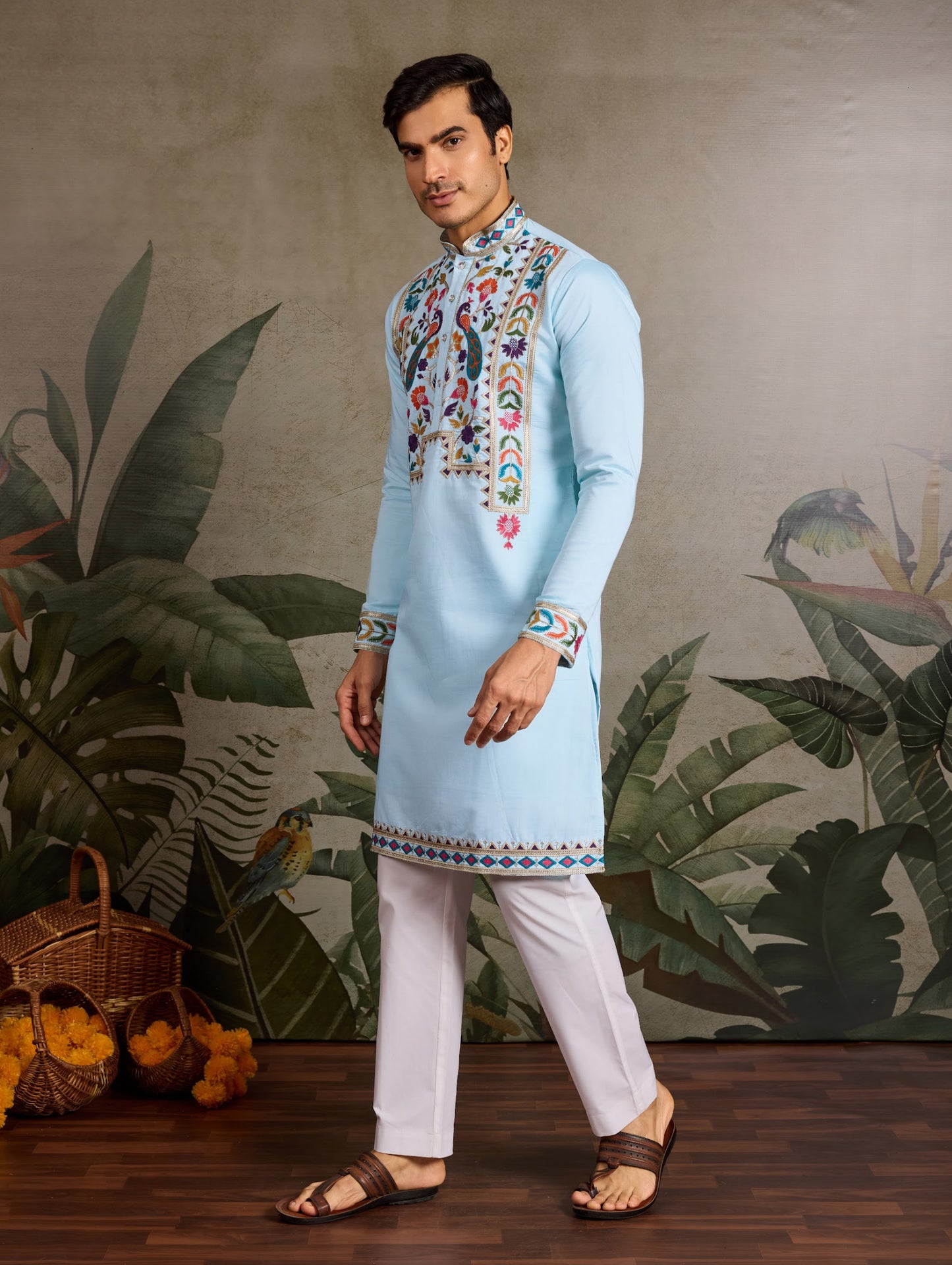 Himmelblaues Kurta mit Spiegelstickerei und Dupatta