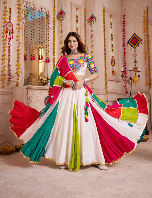 Eleganter rosa-grauer Braut-Lehenga mit Zarkan-Stickerei und Pailletten