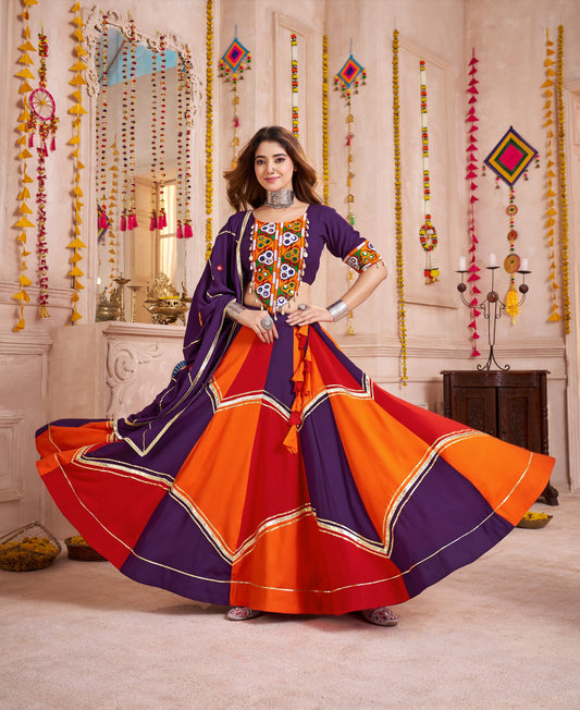 Eleganter rosa-grauer Braut-Lehenga mit Zarkan-Stickerei und Pailletten