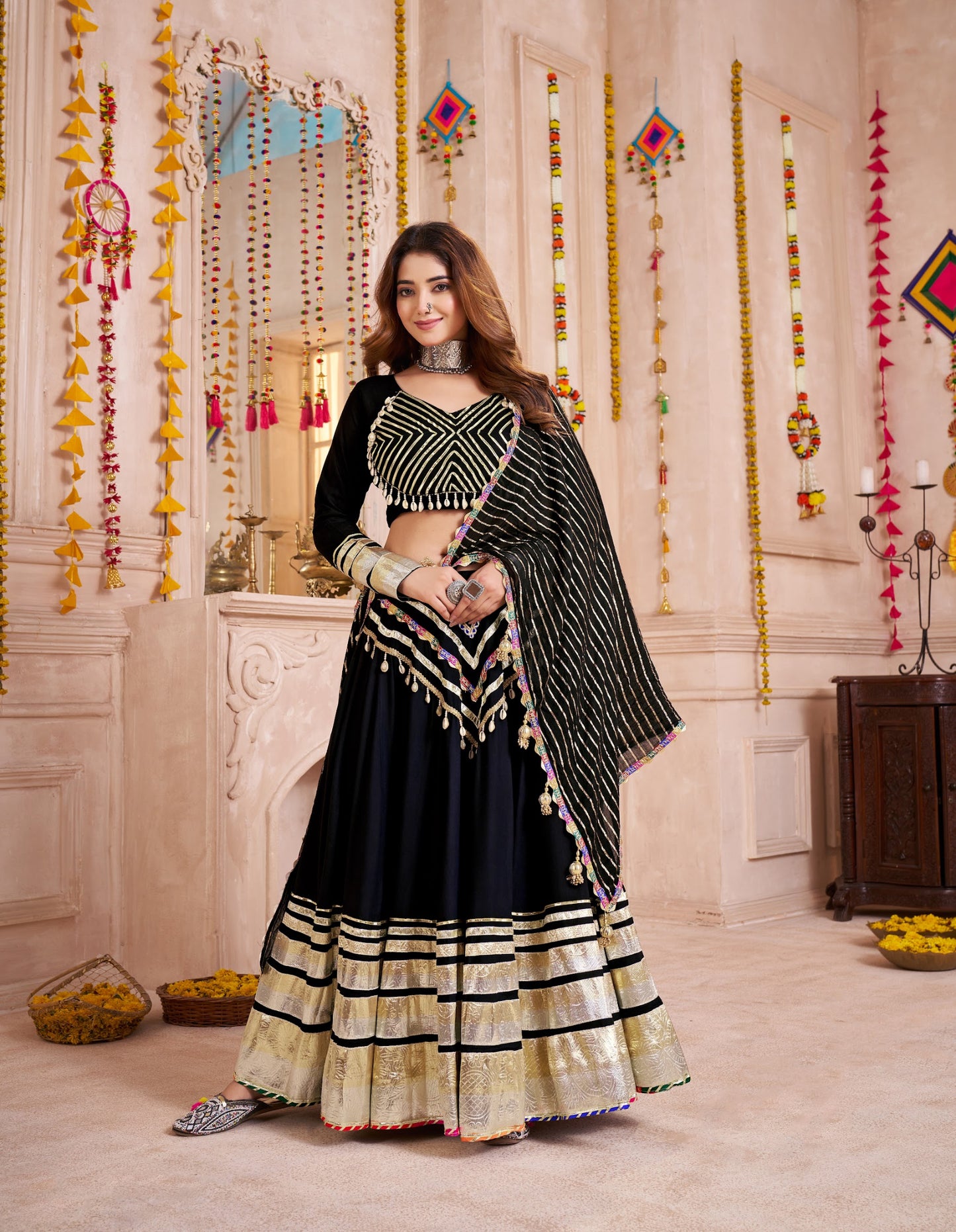 Eleganter rosa-grauer Braut-Lehenga mit Zarkan-Stickerei und Pailletten