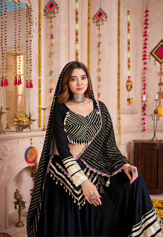 Eleganter rosa-grauer Braut-Lehenga mit Zarkan-Stickerei und Pailletten