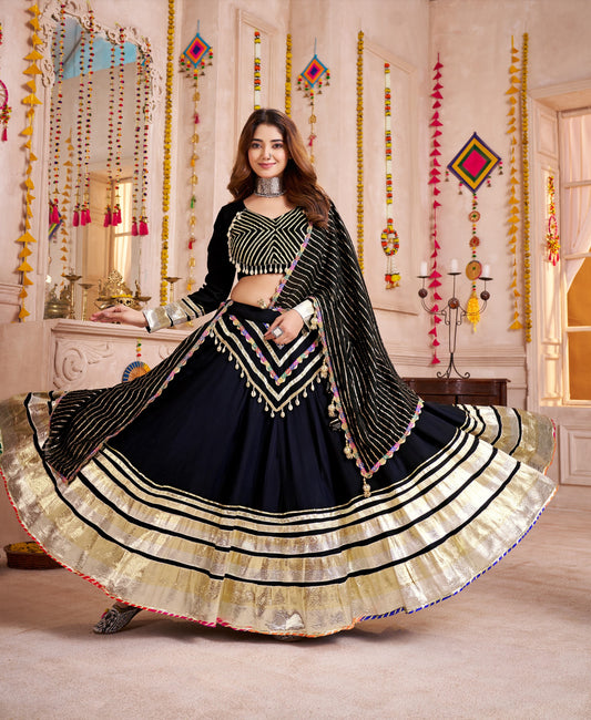 Eleganter rosa-grauer Braut-Lehenga mit Zarkan-Stickerei und Pailletten