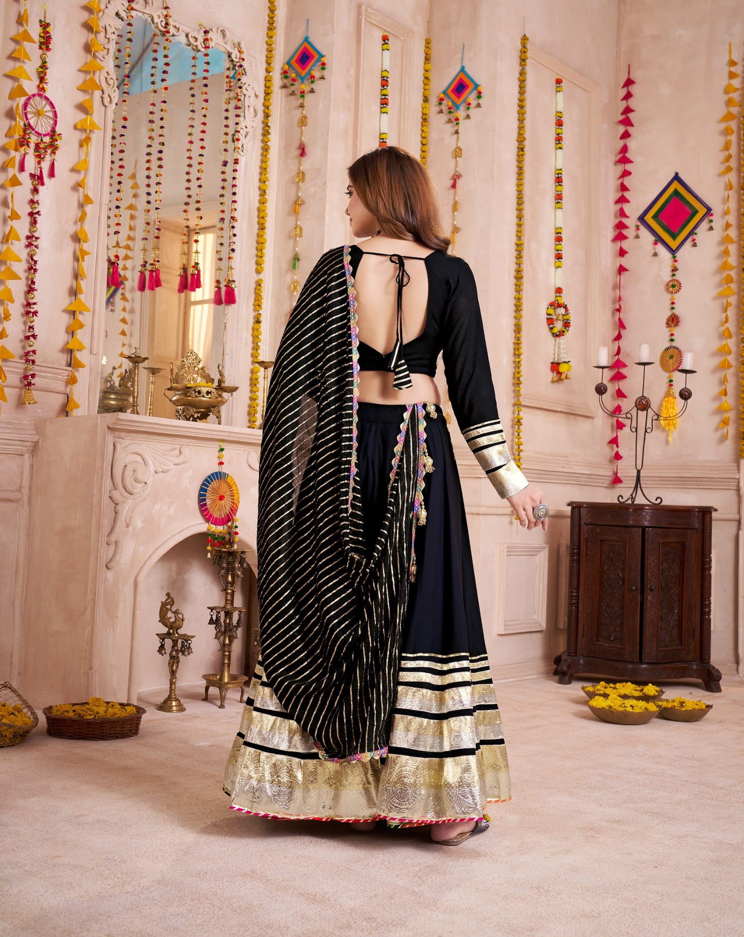 Eleganter rosa-grauer Braut-Lehenga mit Zarkan-Stickerei und Pailletten