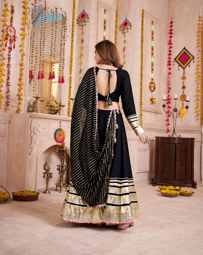 Eleganter rosa-grauer Braut-Lehenga mit Zarkan-Stickerei und Pailletten