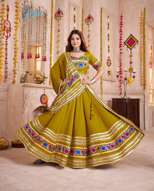 Eleganter rosa-grauer Braut-Lehenga mit Zarkan-Stickerei und Pailletten