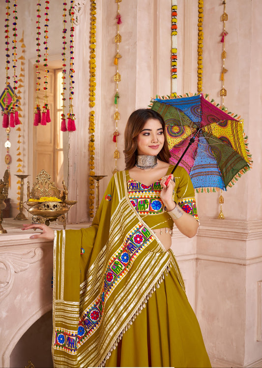 Eleganter rosa-grauer Braut-Lehenga mit Zarkan-Stickerei und Pailletten