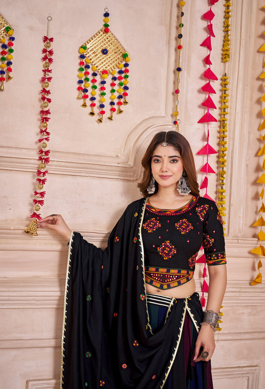 Eleganter rosa-grauer Braut-Lehenga mit Zarkan-Stickerei und Pailletten
