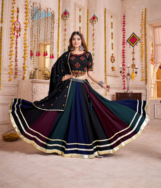Eleganter rosa-grauer Braut-Lehenga mit Zarkan-Stickerei und Pailletten