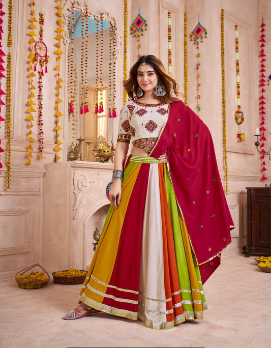 Eleganter rosa-grauer Braut-Lehenga mit Zarkan-Stickerei und Pailletten