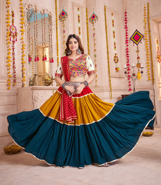 Eleganter rosa-grauer Braut-Lehenga mit Zarkan-Stickerei und Pailletten