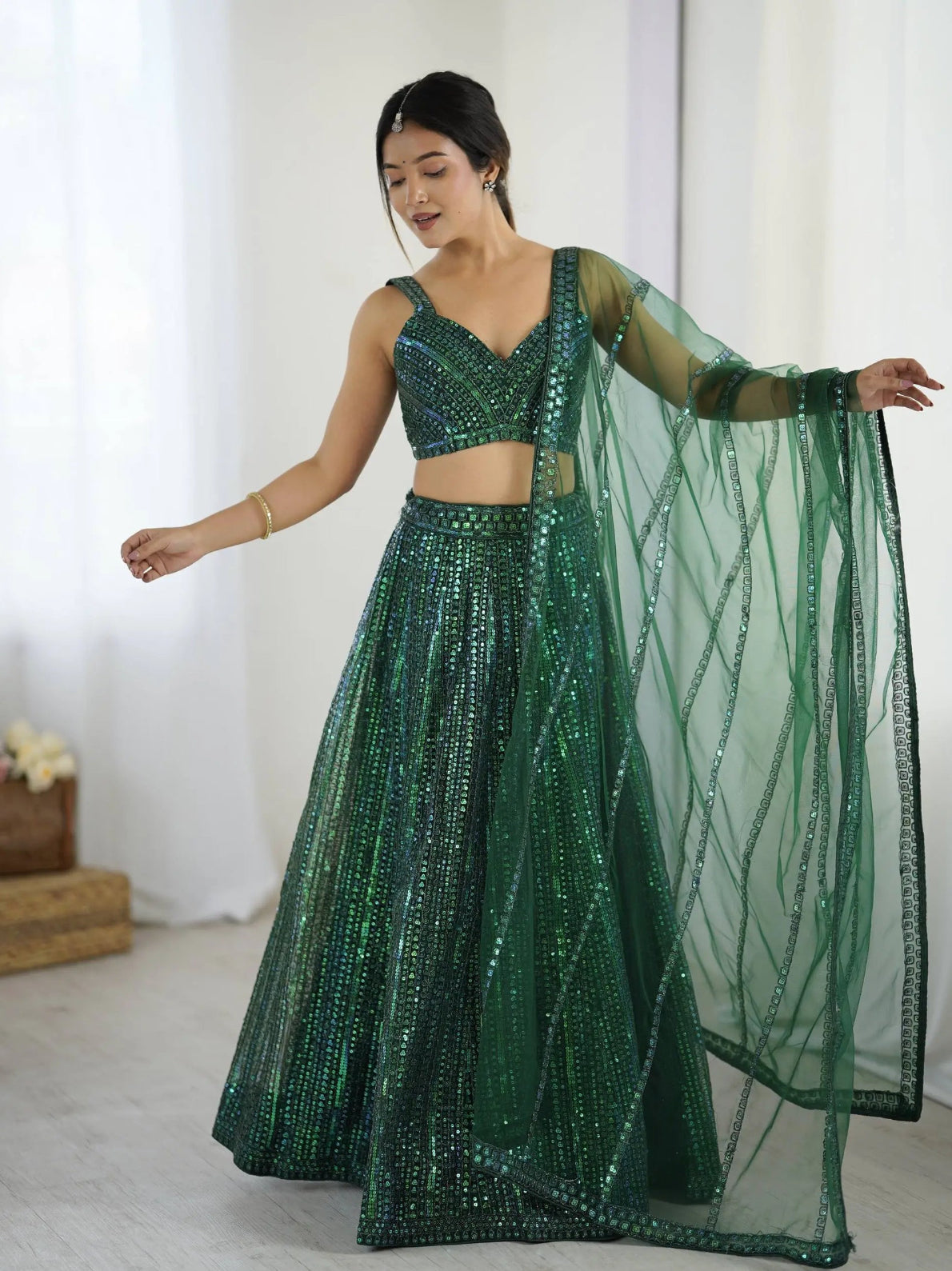 Eleganter rosa-grauer Braut-Lehenga mit Zarkan-Stickerei und Pailletten