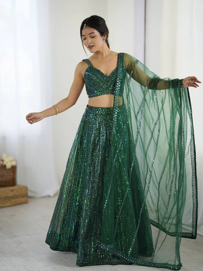 Eleganter rosa-grauer Braut-Lehenga mit Zarkan-Stickerei und Pailletten