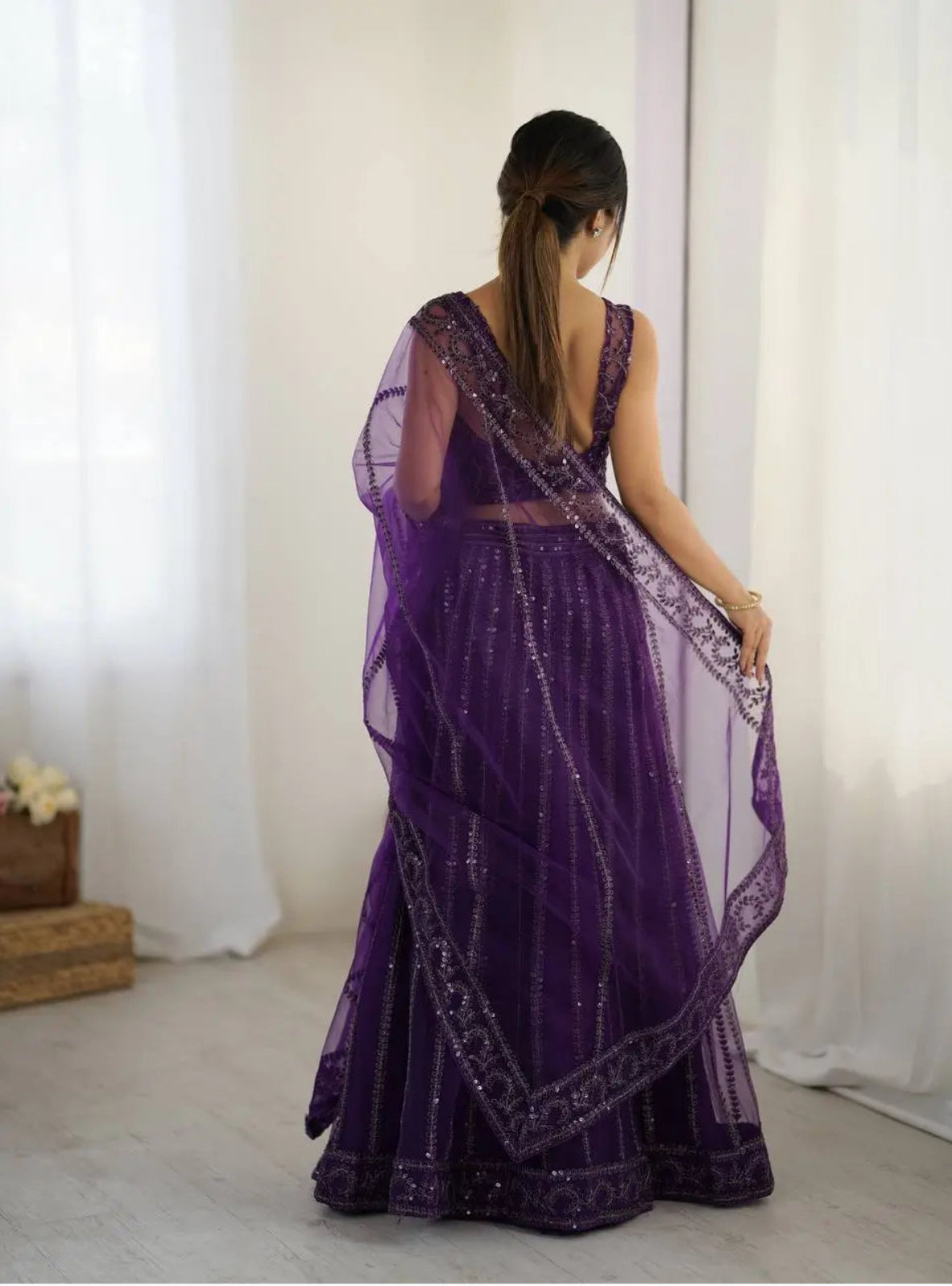 Eleganter rosa-grauer Braut-Lehenga mit Zarkan-Stickerei und Pailletten